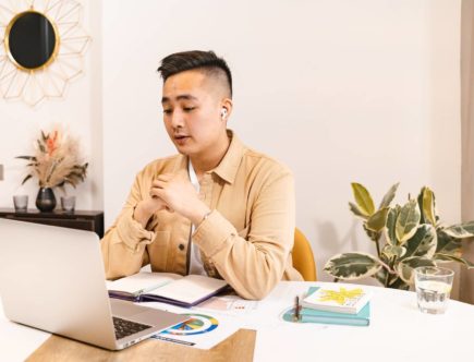 pas toujours evident de rester productif quand on travaille de chez soi donc je vous propose 6 astuces pour etre efficace meme a la maison